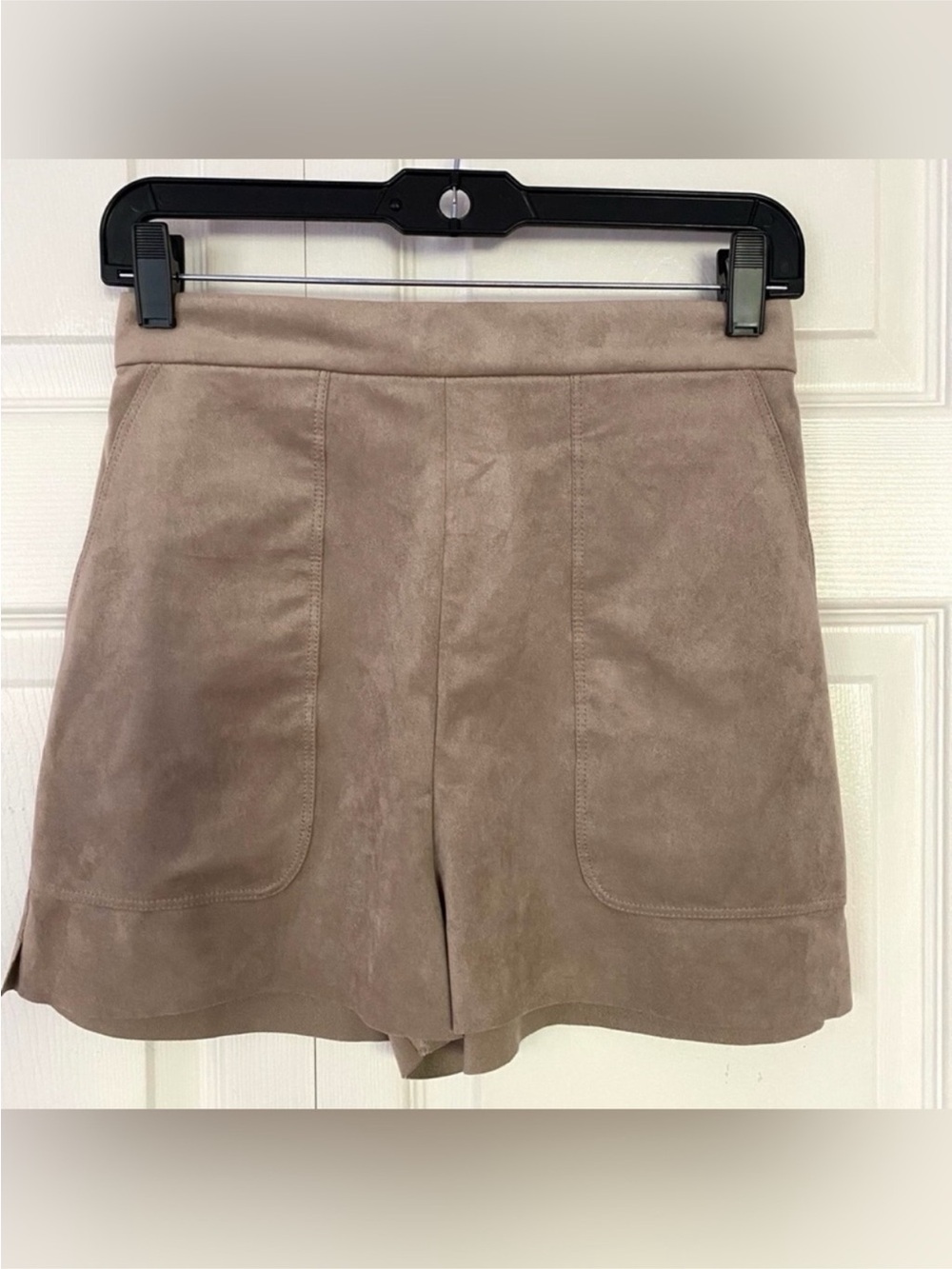 Aritzia Wilfred Women's Shorts Bossier Faux Suede Tan Shorts size Medium - Picture 2 of 13